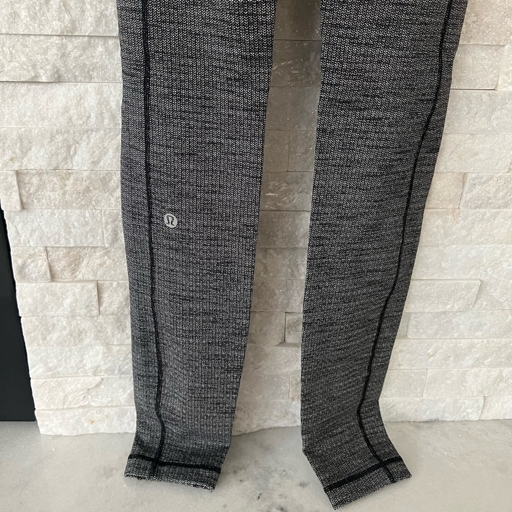 Lululemon leggings size 4 - Picture 3 of 5